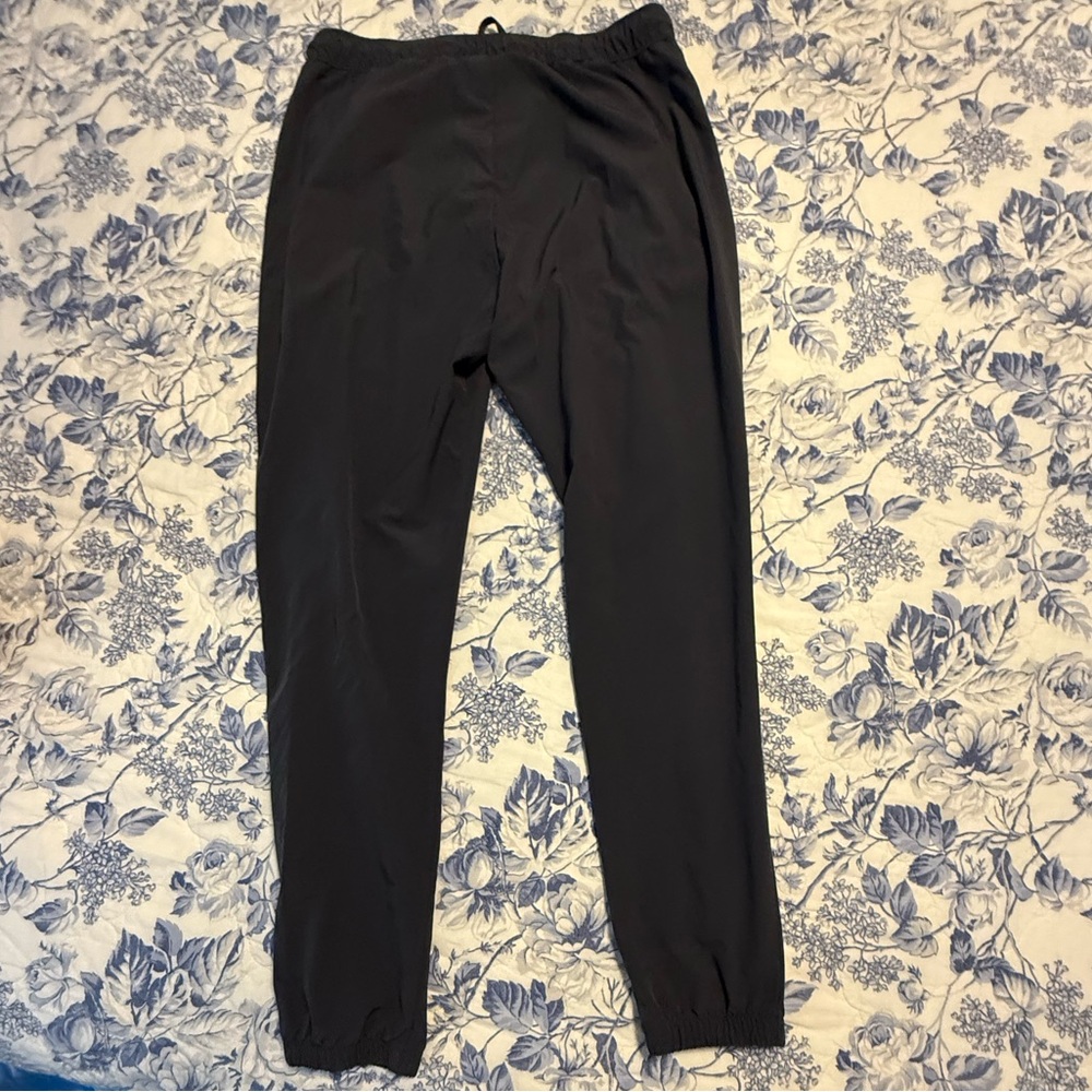 Under Armour women’s jogger, lightweight, windbreaker, thin black medium